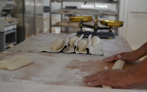 Formando el pan a mano